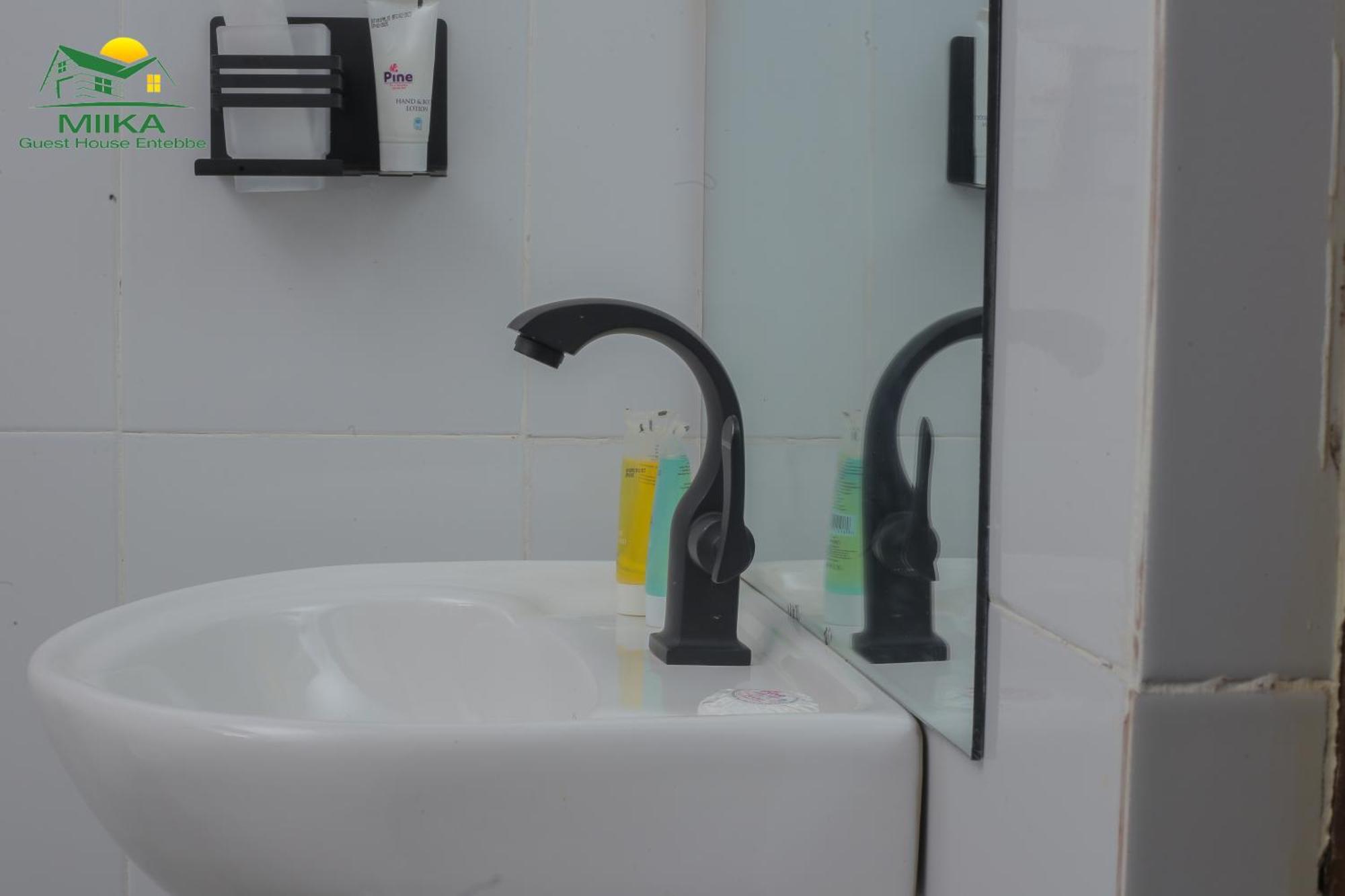 Miika Guest House Энтеббе Экстерьер фото
